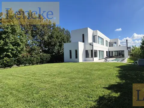 Unica casa de diseño casi a estrenar en Albanueva, 5 dormitorios, en venta