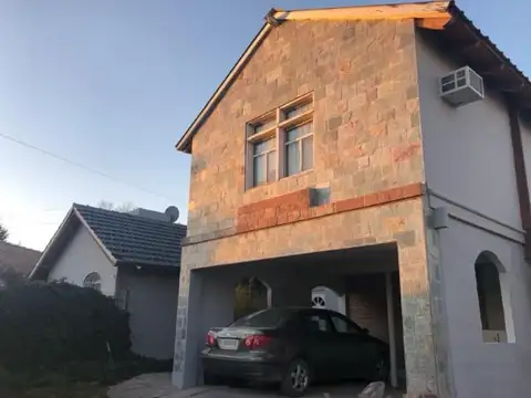 Casa en Venta con 2 cocheras