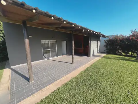 Quincho tipo monoambiente sobre 2 lotes, con galeria y piscina