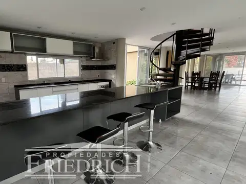 Casa 4 ambientes con 3 baños