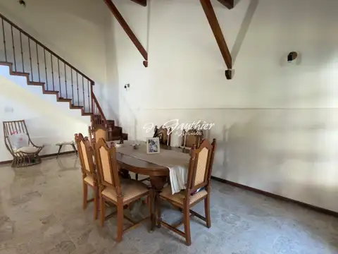 Casa 5 ambientes con 2 baños