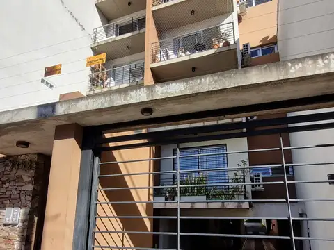 Monoambiente  en venta en Castelar con cochera y terraza propia