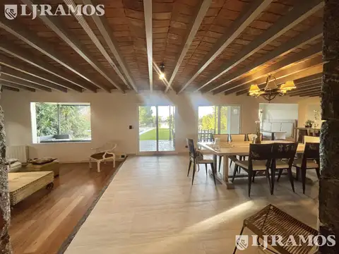 Casa en Venta con 4 cocheras