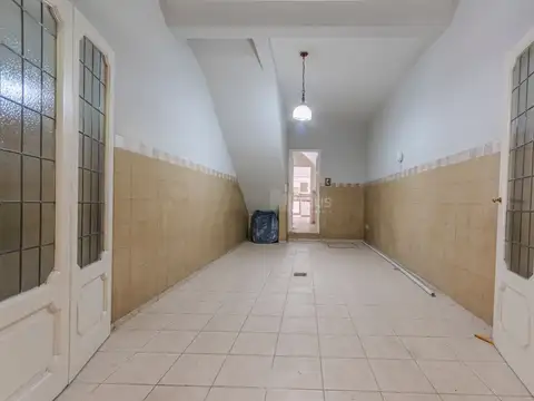 Casa 8 ambientes con 3 baños