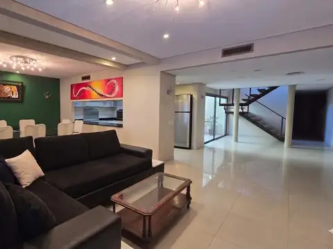 Venta  Casa 8 ambientes lote propio con Jardin y cochera en Agronomia