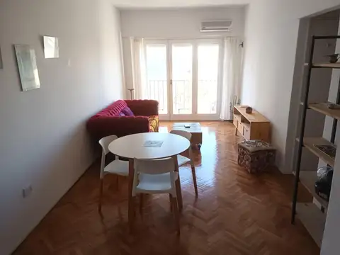 Excelente 3 Amb equipado, con Balcón frente, Muy luminoso con vista abierta.