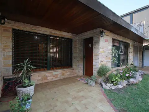 CASA EN VENTA MARTINEZ CON PILETA