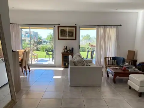 Casa en Venta con 3 cocheras