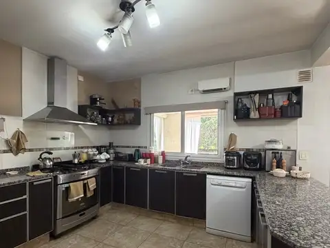 Casa 7 ambientes con 4 baños