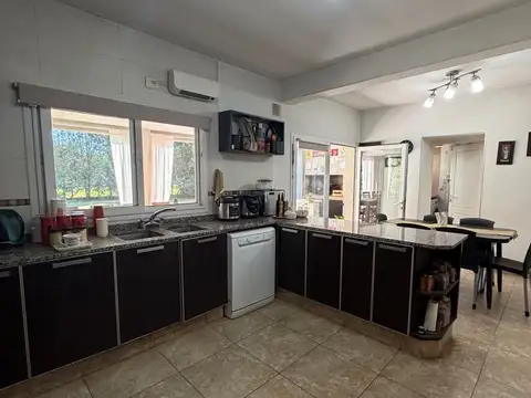 Casa en Venta con 4 cocheras