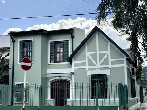 Dueño Directo. Casa De Estilo. 3 Dormitorios. Haedo Norte. Apta Crédito