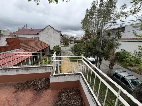 Venta Casa de 3 ambientes con cochera y terraza en Sarandi