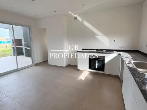 Venta de Casa 4 Ambientes Amplios en Santa Lucia, Pilar