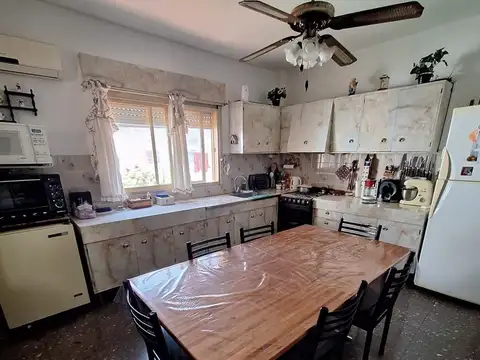 VENTA CASA PARA DOS FAMILIAS CON GALPON VILLA LYNCH