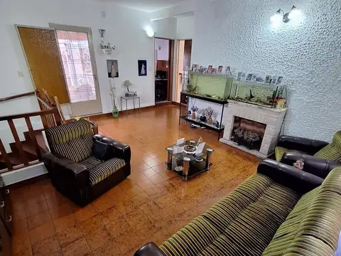 Casa 6 ambientes con 2 baños