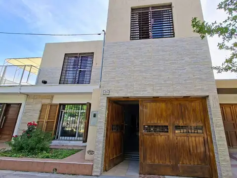 VENTA CASA 2 DORMITORIOS - 2 BAÑOS - COCHERA
