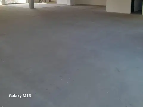 Salón en alquiler - 2 Baños - City Bell