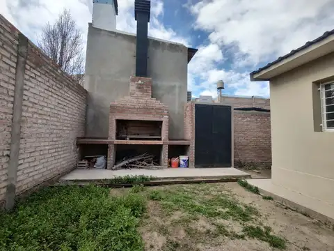 ALQUILER CASA 2 DORM Y PATIO B° MERCANTILES