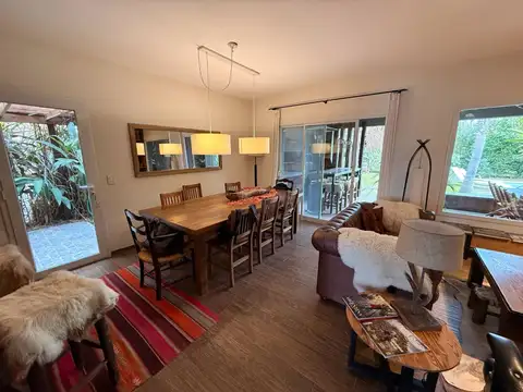 Casa en Venta con 3 cocheras