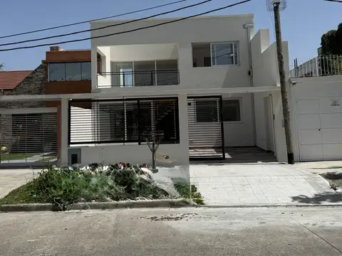 Casa en Venta en La Plata [Cod: 7450-211]