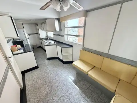Amplio departamento 4 ambientes USO PROFESIONAL.