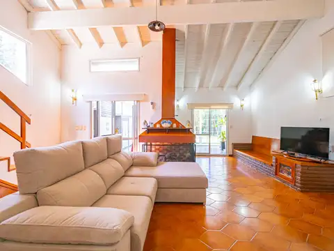 Casa en Venta con 2 cocheras