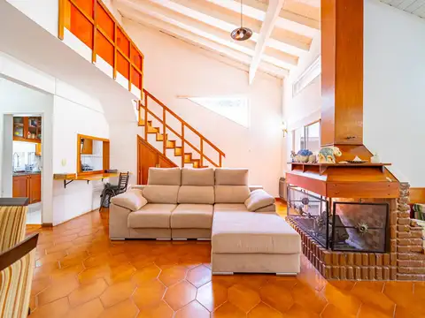 Casa 4 ambientes con 2 baños