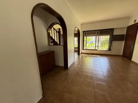 Casa 6 ambientes con 2 baños