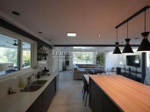 Casa en Venta con 2 cocheras