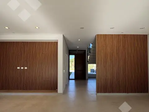 Casa 8 ambientes con 4 baños
