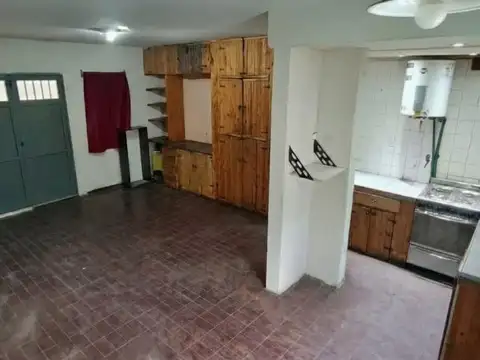 Casa 6 ambientes con 2 baños