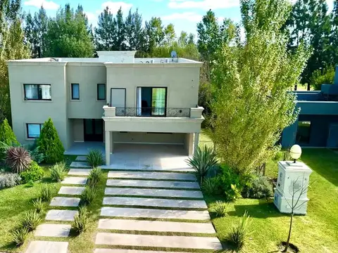 VENTA CASA 8 AMBIENTES LAGOS DE SAN ELISEO