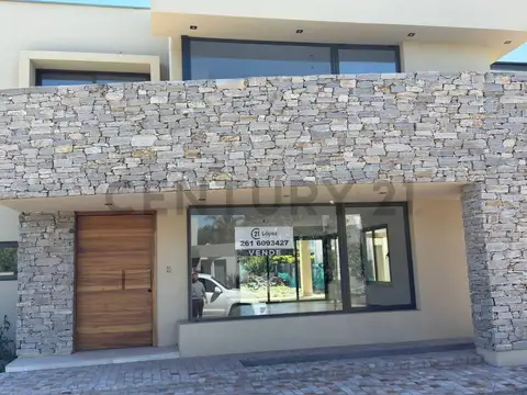 Casa en Venta con 2 cocheras
