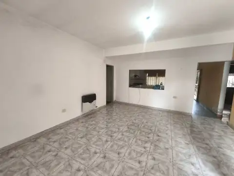 CASA EN ALQUILER 3 AMBIENTES -