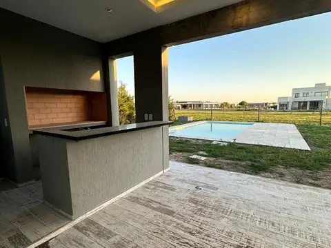 Casa 5 ambientes con 3 baños
