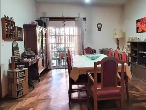 Casa 6 ambientes con 2 baños