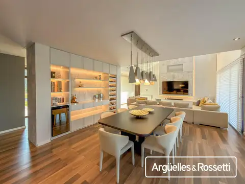 Casa en Venta con 2 cocheras