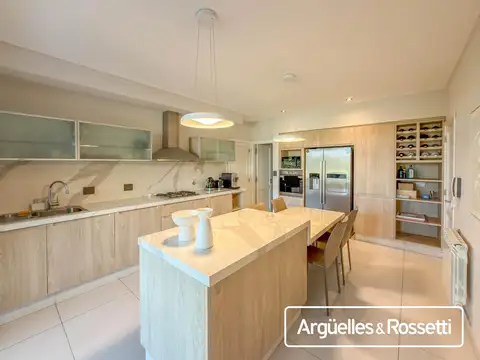 Casa 7 ambientes con 5 baños