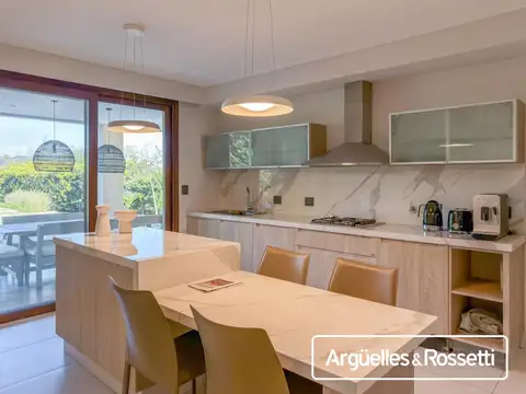 Casa en Venta en Funes, USD 1.550.000