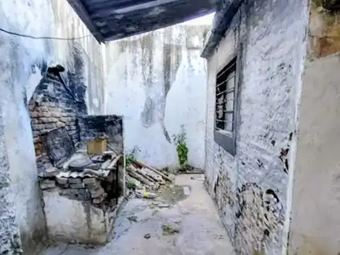 VENTA CASA A REFACCIONAR DOS DORMITORIOS, COCHERA, PATIO, OPORTUNIDAD  