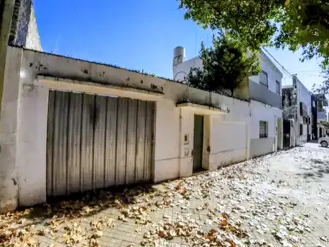 VENTA CASA A REFACCIONAR DOS DORMITORIOS, COCHERA, PATIO, OPORTUNIDAD  
