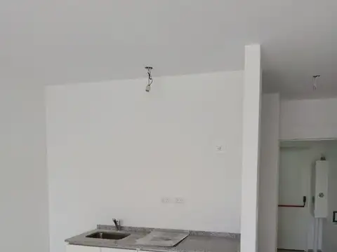 Unica unidad en el piso. 1 amb al contra frente con balcón apto profesional. POSESION INMEDIATA