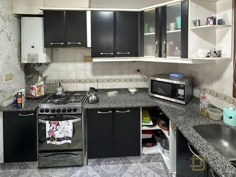 VENTA CASA AL FRENTE DOS DORMITORIOS QUINCHO, PATIO Y COCHERA EN ZONA PICHINCHA