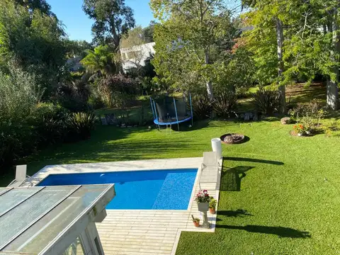 Casa en Alquiler con 2 cocheras