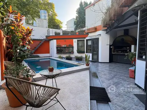 Solida casa de 250m2 cub. Impecable estado a 3 cuadras de av. Maipú.