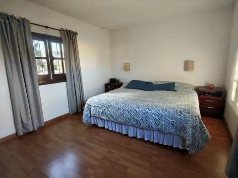Excelente Casa Familiar de 2 Plantas con 4 dormitorios.