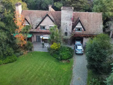 Casa en Alquiler con 4 cocheras