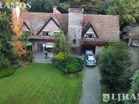 Casa en Alquiler con 4 cocheras