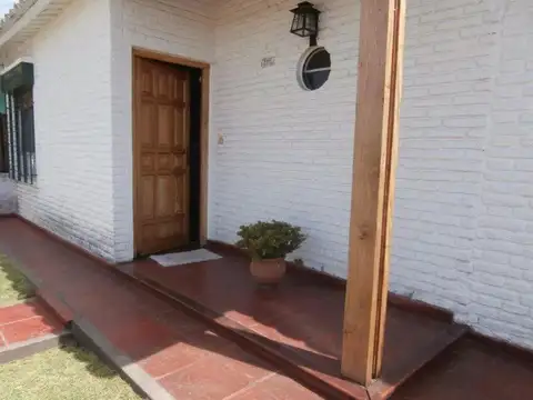 Casa venta - 2 dormitorios - 1 baño - 220mts2 totales - Berazategui