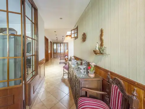 Casa 8 ambientes con 4 baños